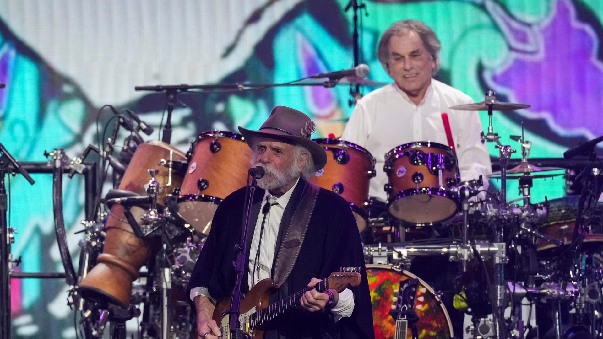 Bobby Weir und Mickey Hart (v.l.n.r) von Grateful Dead spielen während der MusiCares Person of the Year gala auf einer Bühne.