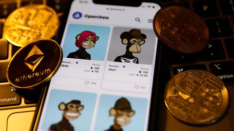 Eine Illustration der Bored Ape Yacht Club collection mit Kryptowährungen auf einem Handybildschirm.