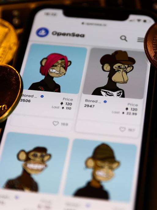 Eine Illustration der Bored Ape Yacht Club collection mit Kryptowährungen auf einem Handybildschirm.