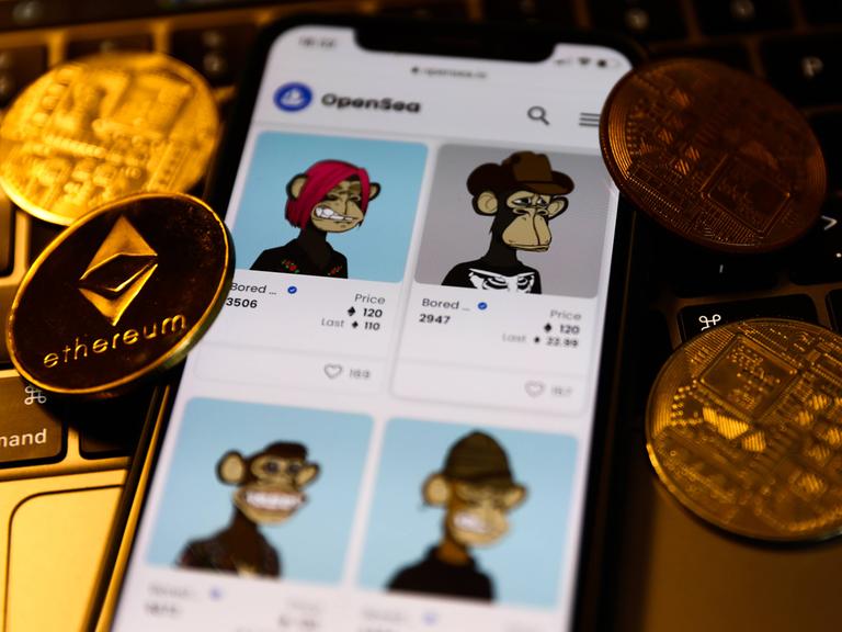 Eine Illustration der Bored Ape Yacht Club collection mit Kryptowährungen auf einem Handybildschirm.