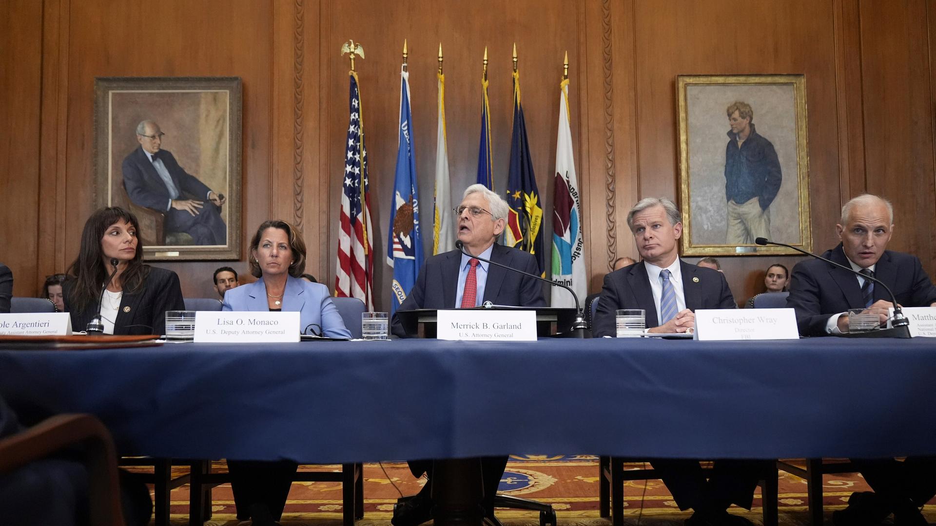 Merrick Garland, Mitte, redet vor dem Start einer Sitzung über die Beschuldigung der USA gegen Russland, sich in den US-Wahlkampf einzumischen.