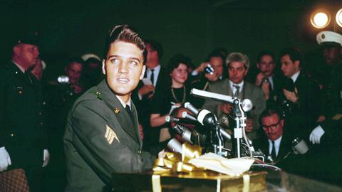 Elvis Presley bei einer Pressekonferenz während seines Militärdienstes in Deutschland im Februar 1959.