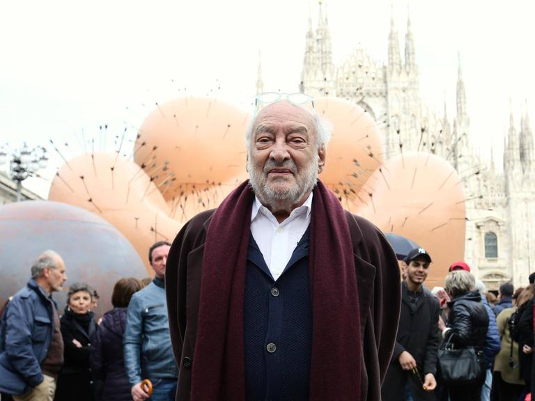 Der italienische Designer Gaetano Pesce bei der Einweihung einer Installation auf dem Piazza Duomo in Mailand. (2019)