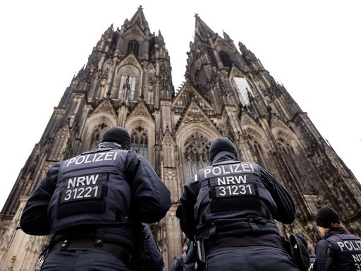 Terrorwarnung in Köln: Um Weihnachten 2023 und den Jahreswechsel wurde die Umgebung des Doms verstärkt bewacht.