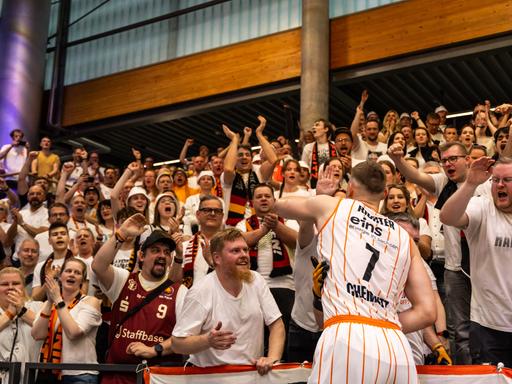 Chemnitz Jonas Richter bedankt sich bei den Fans Copyright: Alexander Trienitz.