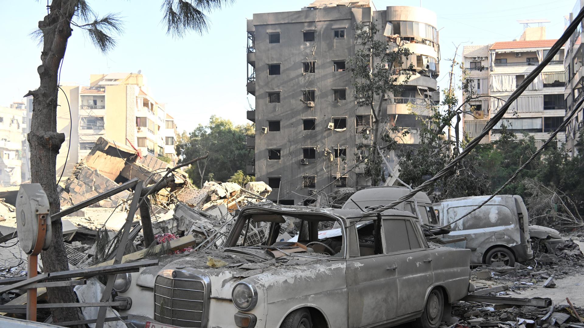 Zerstörte Häuser, Autos und Straßen nach einem israelischen Angriff auf Vororte der libanesischen Hauptstadt Beirut. 