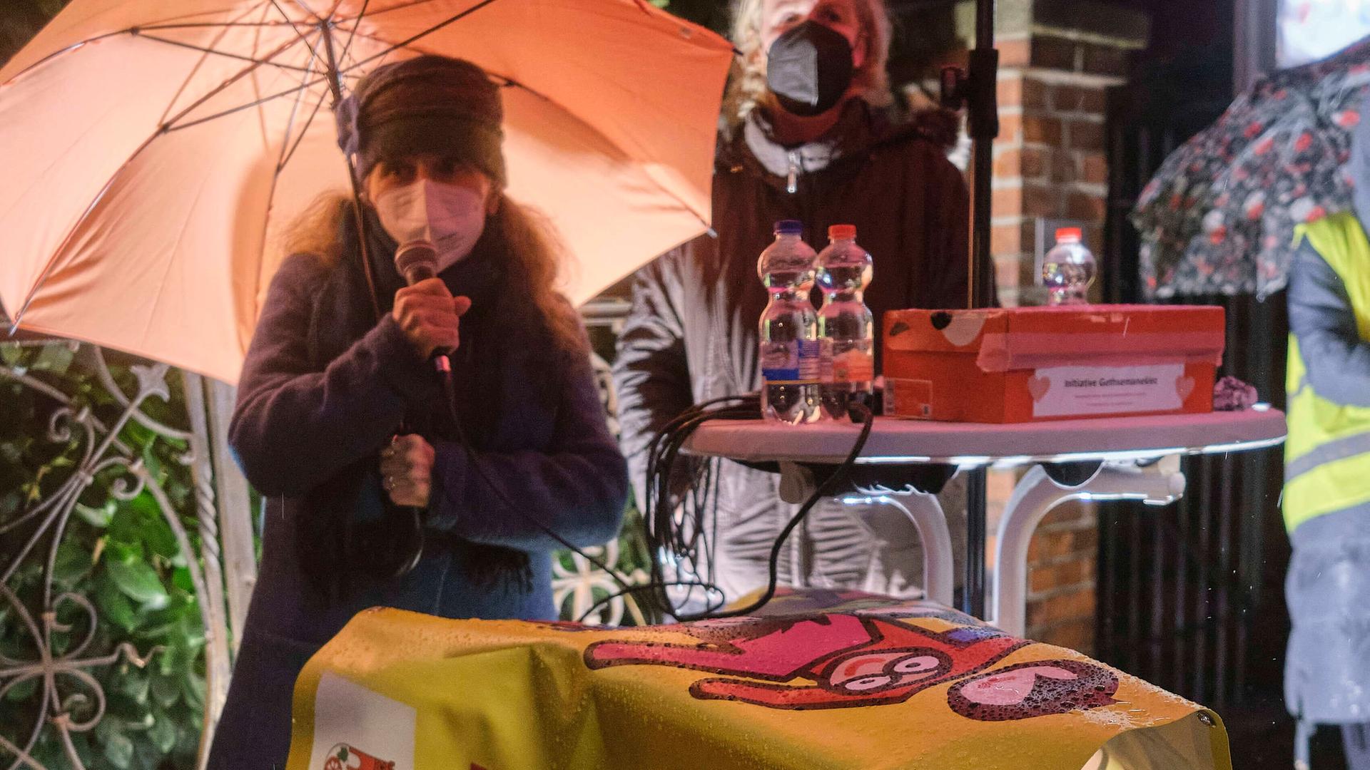 Kantorin und Schauspielerin Jalda Rebling bei der Aktion "Gemeinsinn leben - Demokratische Werte schützen" der Berliner Gethsemanekirche.