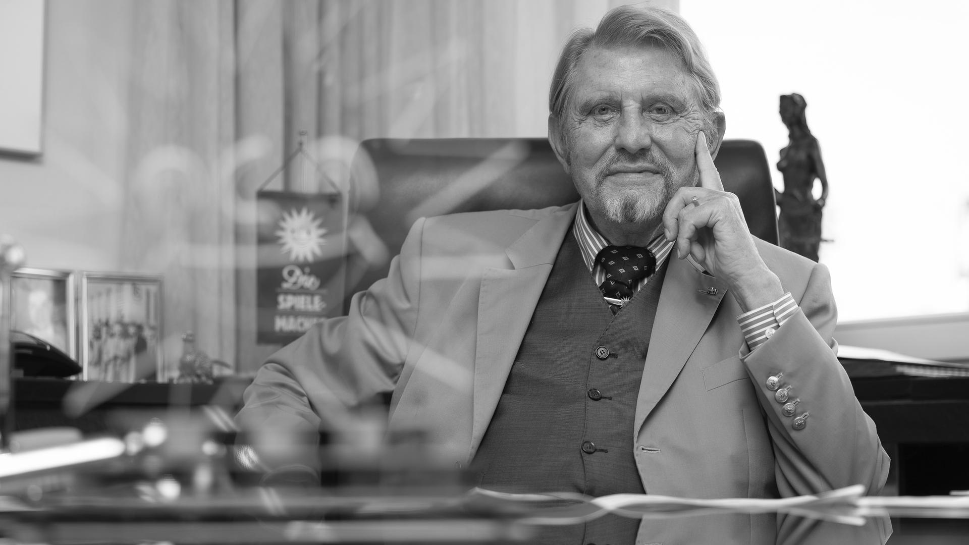 Der Unternehmer Paul Gauselmann sitzt im Büro seines Firmensitzes. Der Unternehmer Paul Gauselmann sitzt im Büro seines Firmensitzes.
