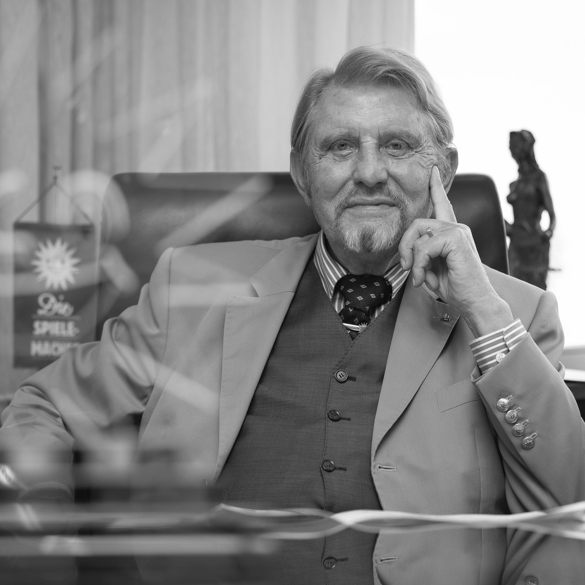 Der Unternehmer Paul Gauselmann sitzt im Büro seines Firmensitzes. 