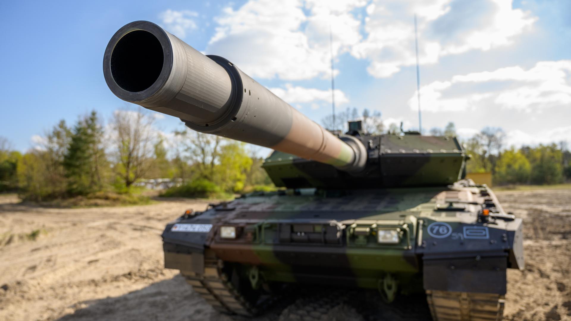 Ein Kampfpanzer der Bundeswehr vom Typ Leopard 2 