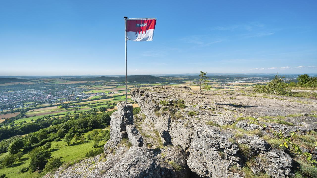 Ausblick vom Staffelberg mit der rotweißen Frankenfahne. 
