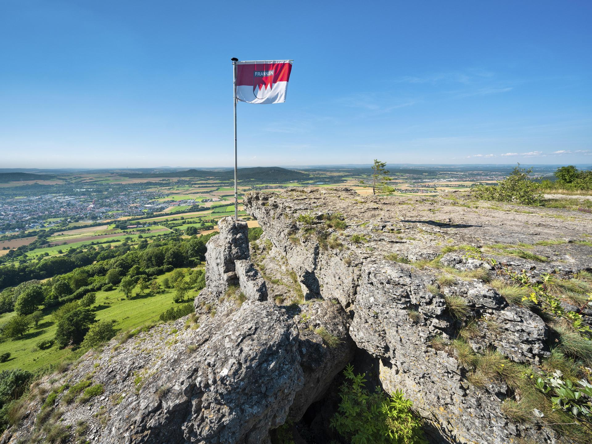 Ausblick vom Staffelberg mit der rotweißen Frankenfahne. 