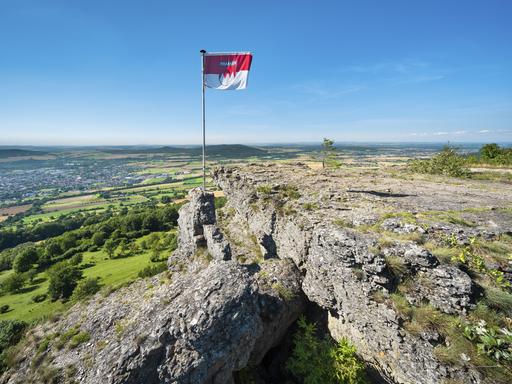 Ausblick vom Staffelberg mit der rotweißen Frankenfahne. 