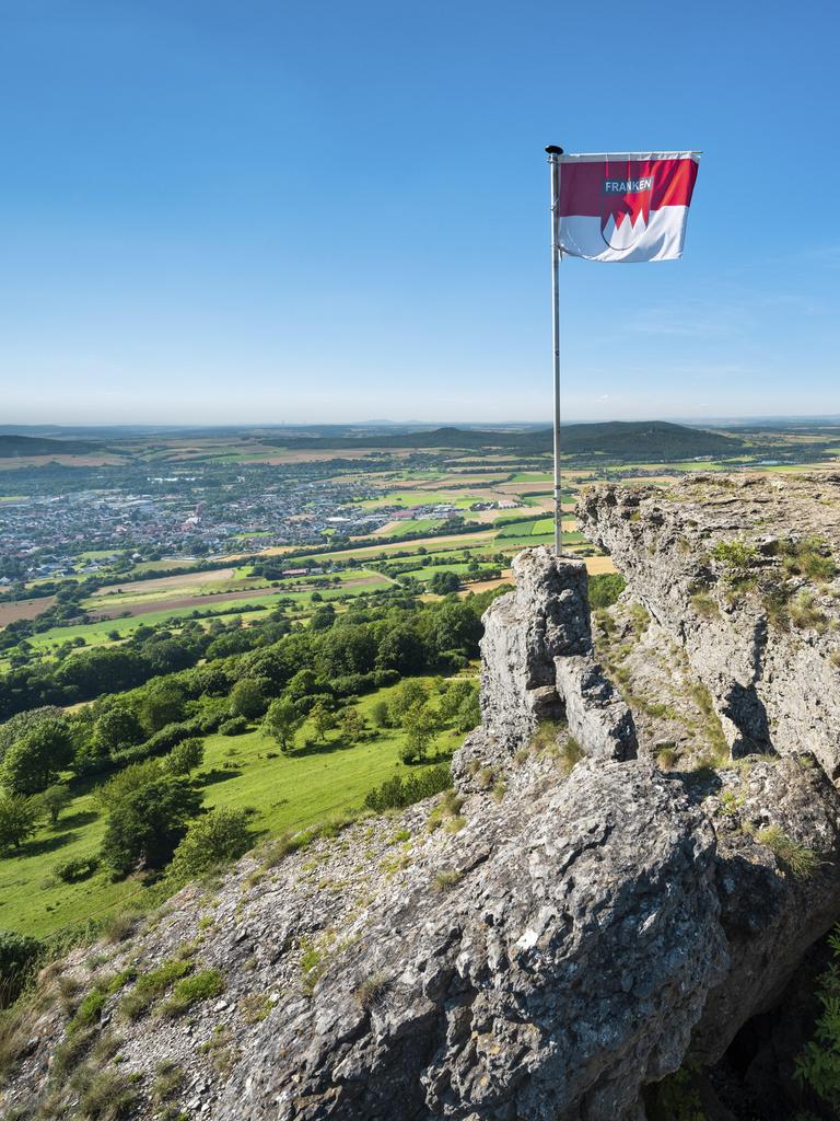Ausblick vom Staffelberg mit der rotweißen Frankenfahne. 