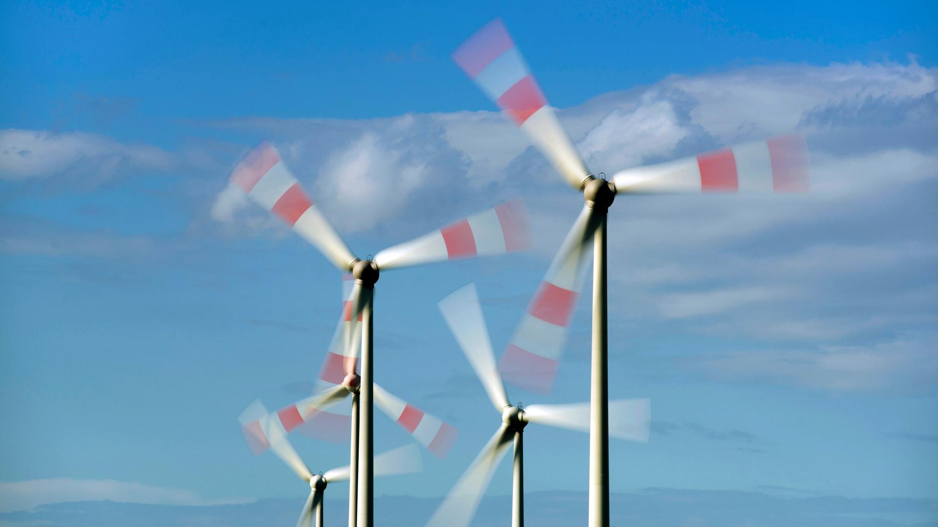 Windkrafträder drehen sich vor blauem Himmel. Windkrafträder drehen sich vor blauem Himmel.