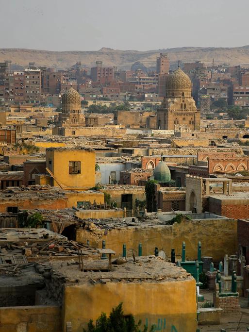 Blick auf die sogenannte Stadt der Toten, einem Friedhof der Millionenstadt Kairo, auf dem arme Menschen zwischen uralten Gräbern und Mausoleen leben. 