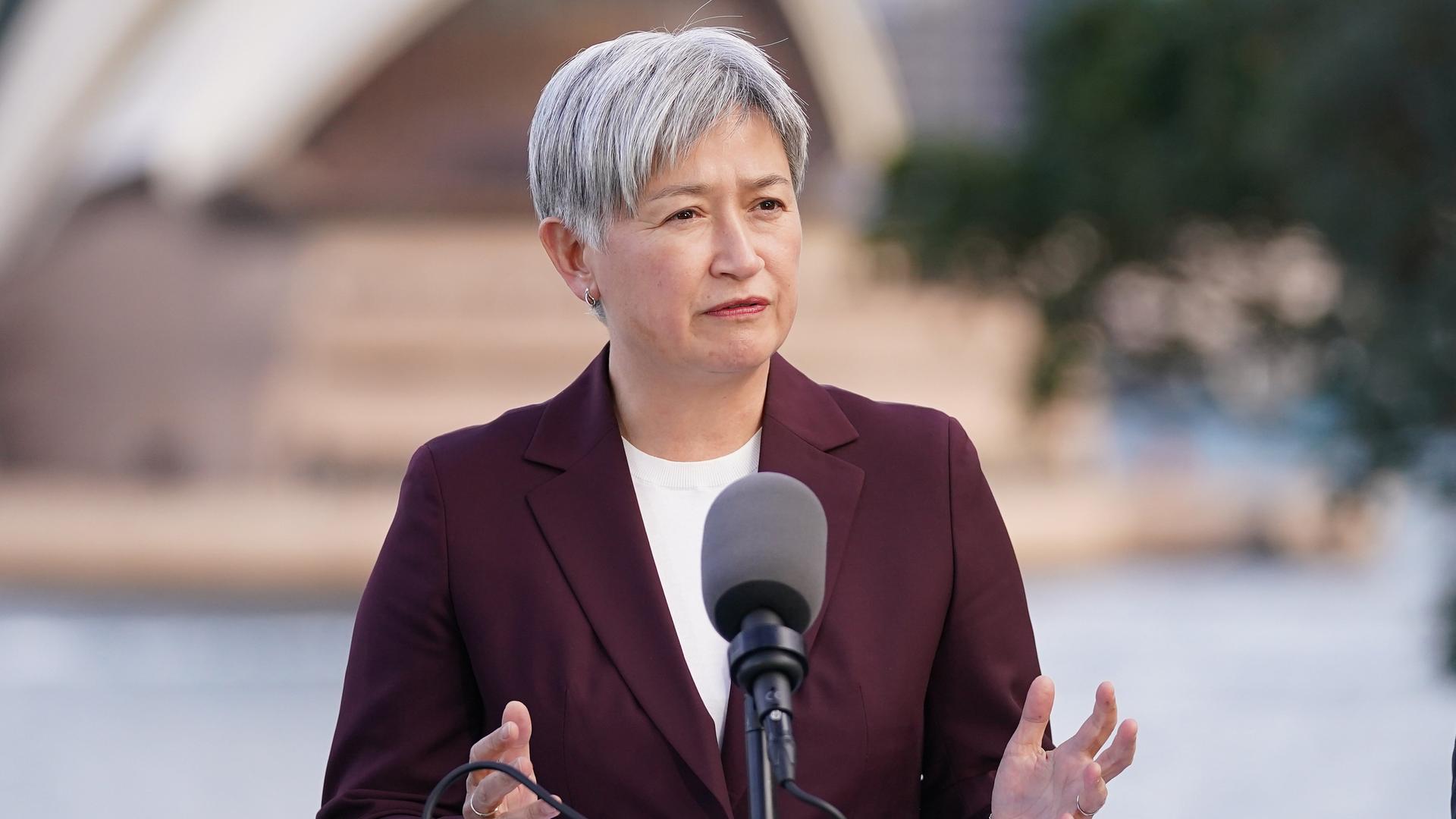 Autraliens Außenministerin Wong steht hinter einem Rednerpult. Autraliens Außenministerin Wong steht hinter einem Rednerpult.