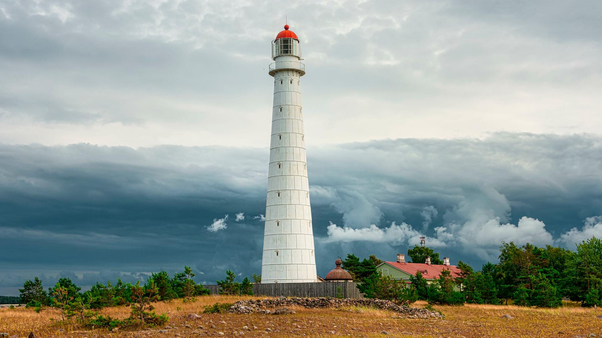 Der Tahkuna-Leuchtturm auf der Insel Hiiumaa, im Hintergrund dramatischer Himmel.