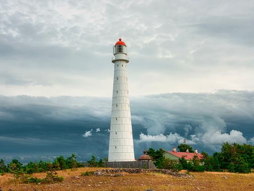 Der Tahkuna-Leuchtturm auf der Insel Hiiumaa, im Hintergrund dramatischer Himmel.