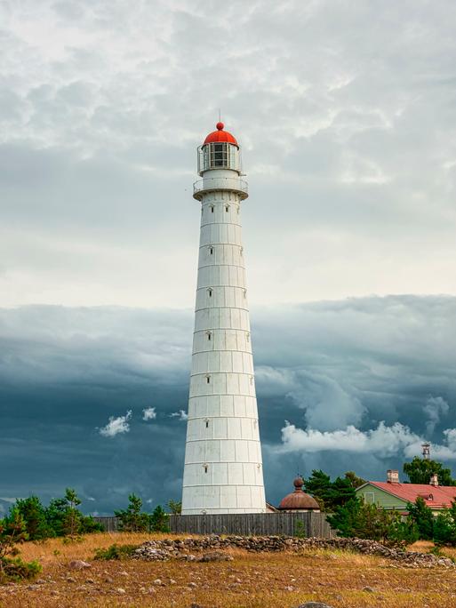 Der Tahkuna-Leuchtturm auf der Insel Hiiumaa, im Hintergrund dramatischer Himmel.
