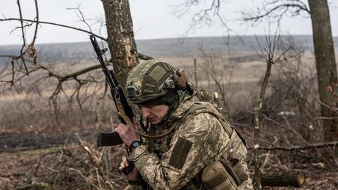 Ukrainischer Soldat mit Maschinengewehr beim Training in Donezk.