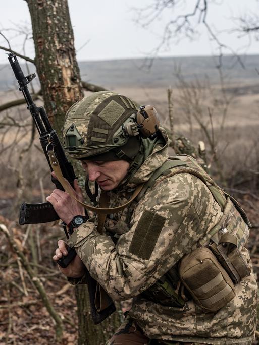 Ukrainischer Soldat mit Maschinengewehr beim Training in Donezk.