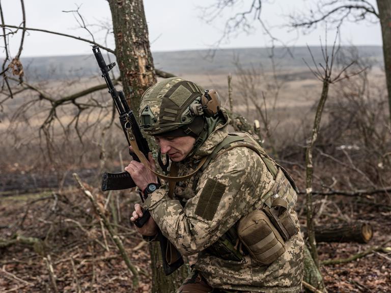 Ukrainischer Soldat mit Maschinengewehr beim Training in Donezk.