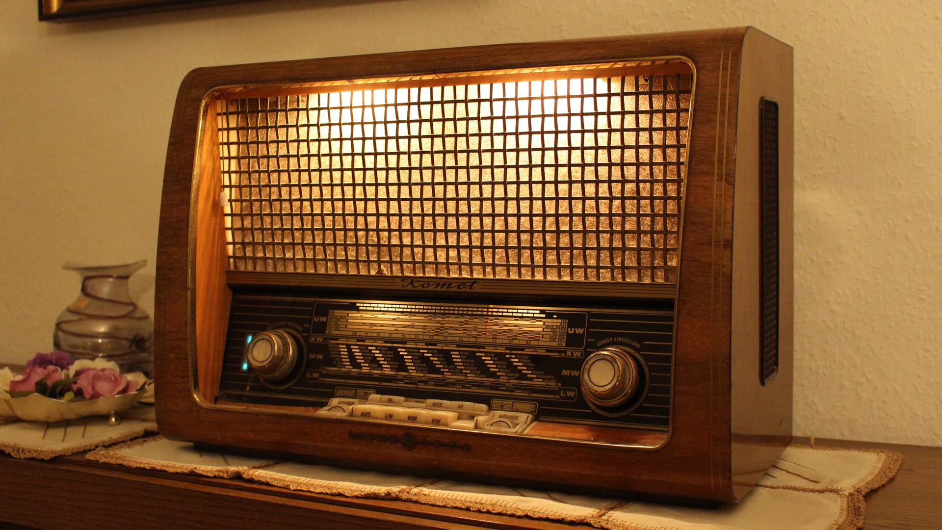 Ein altes Radio steht auf einer Kommode