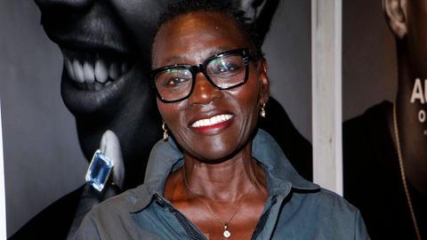 Auma Obama lacht in die Kamera. Sie trägt eine blaue Bluse und eine schwarz umrandete Brille. Auma Obama lacht in die Kamera. Sie trägt eine blaue Bluse und eine schwarz umrandete Brille.
