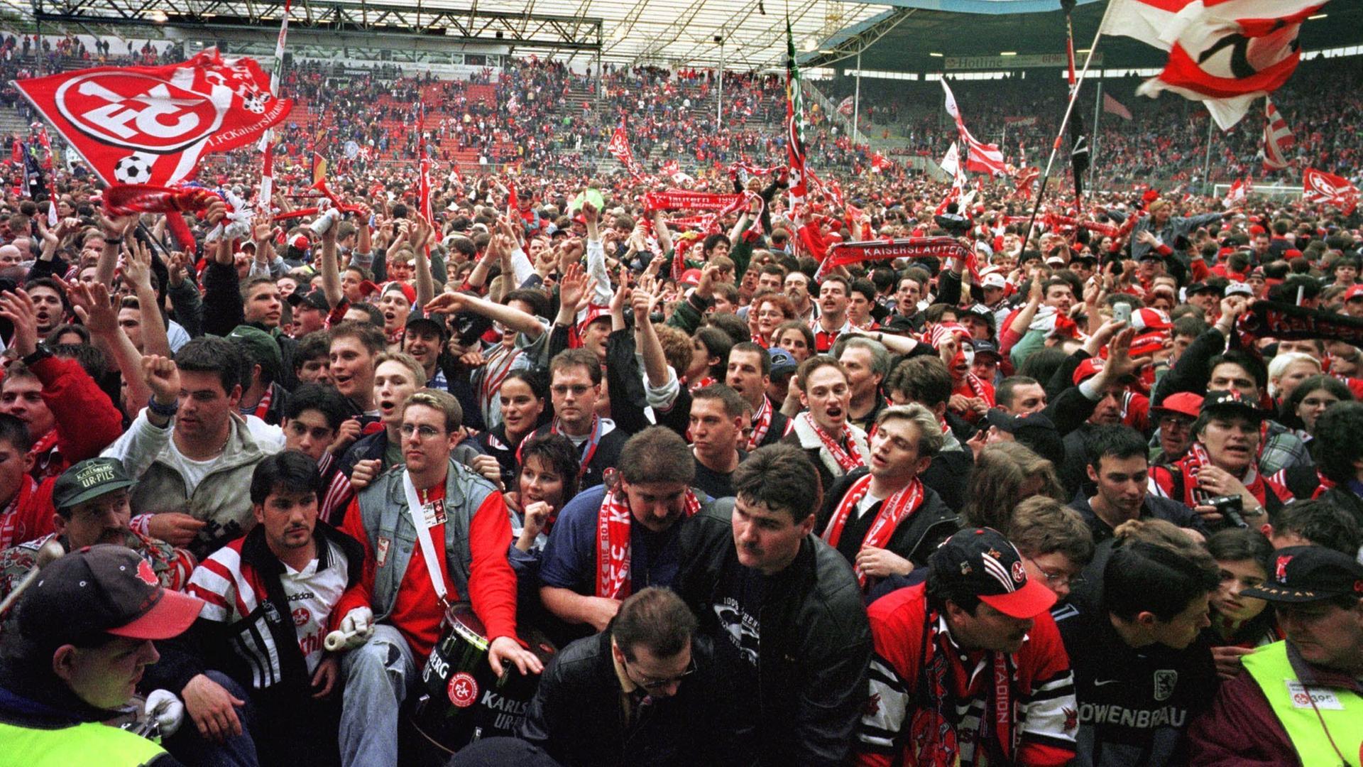 Tausende von FCK-Fans "stürmen" am 02.05.1998 den Betze und stehen auf dem Feld.