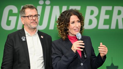 Bettina Jarasch und Werner Graf (Bündnis 90/Die Grünen) stehen bei einer Wahlparty auf der Bühne. 