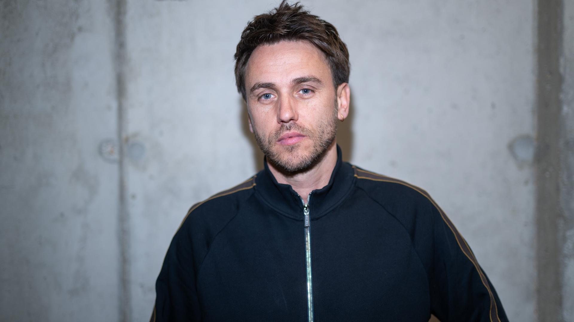 Clueso, Musiker, steht im Büro von Sony Music.