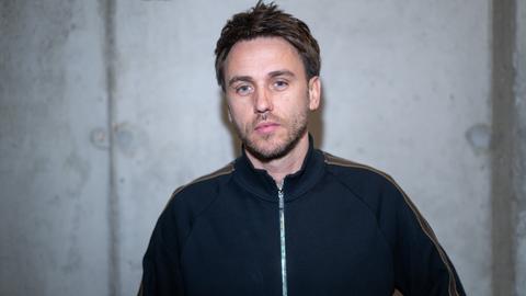 Clueso, Musiker, steht im Büro von Sony Music.