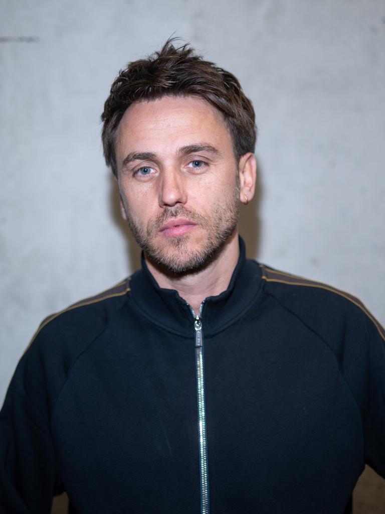 Clueso, Musiker, steht im Büro von Sony Music.