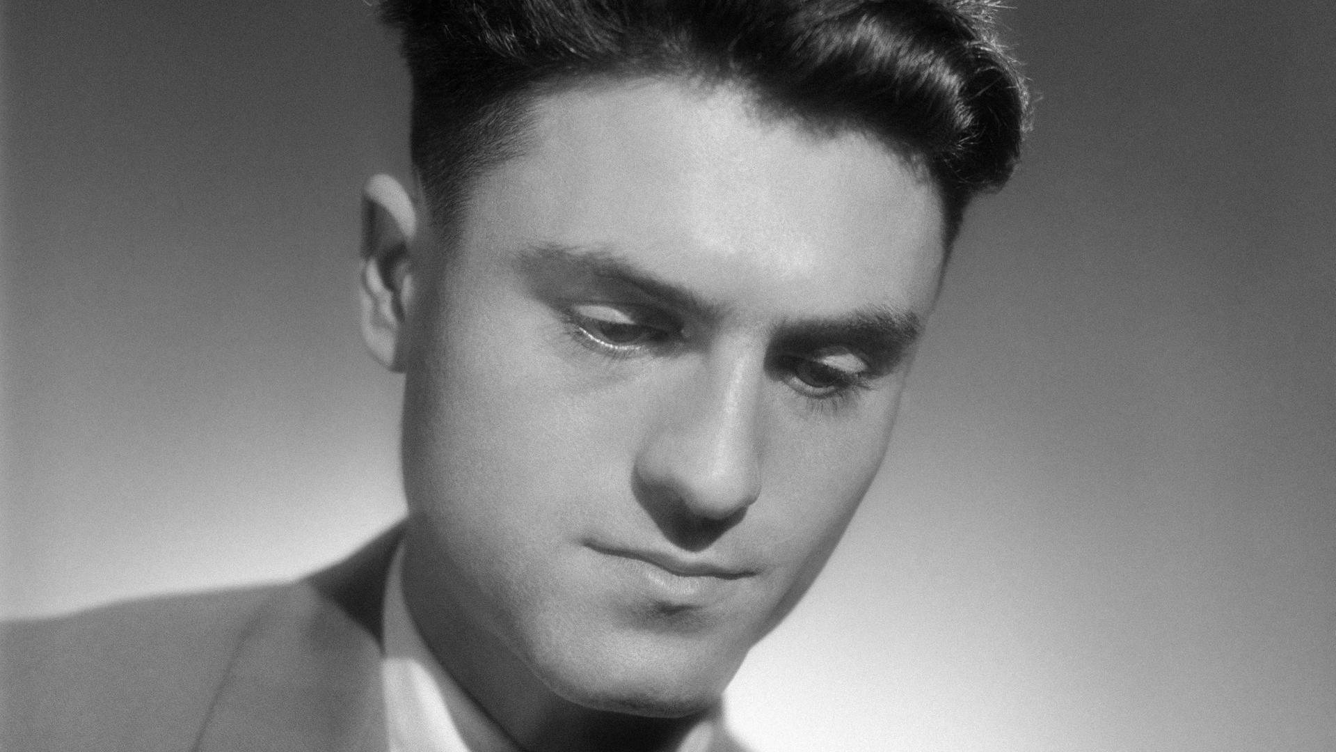 Schwarz-Weiß-Foto von Jacques Lusseyran, der einen Anzug trägt. Sein Blick ist leicht nach unten geneigt.