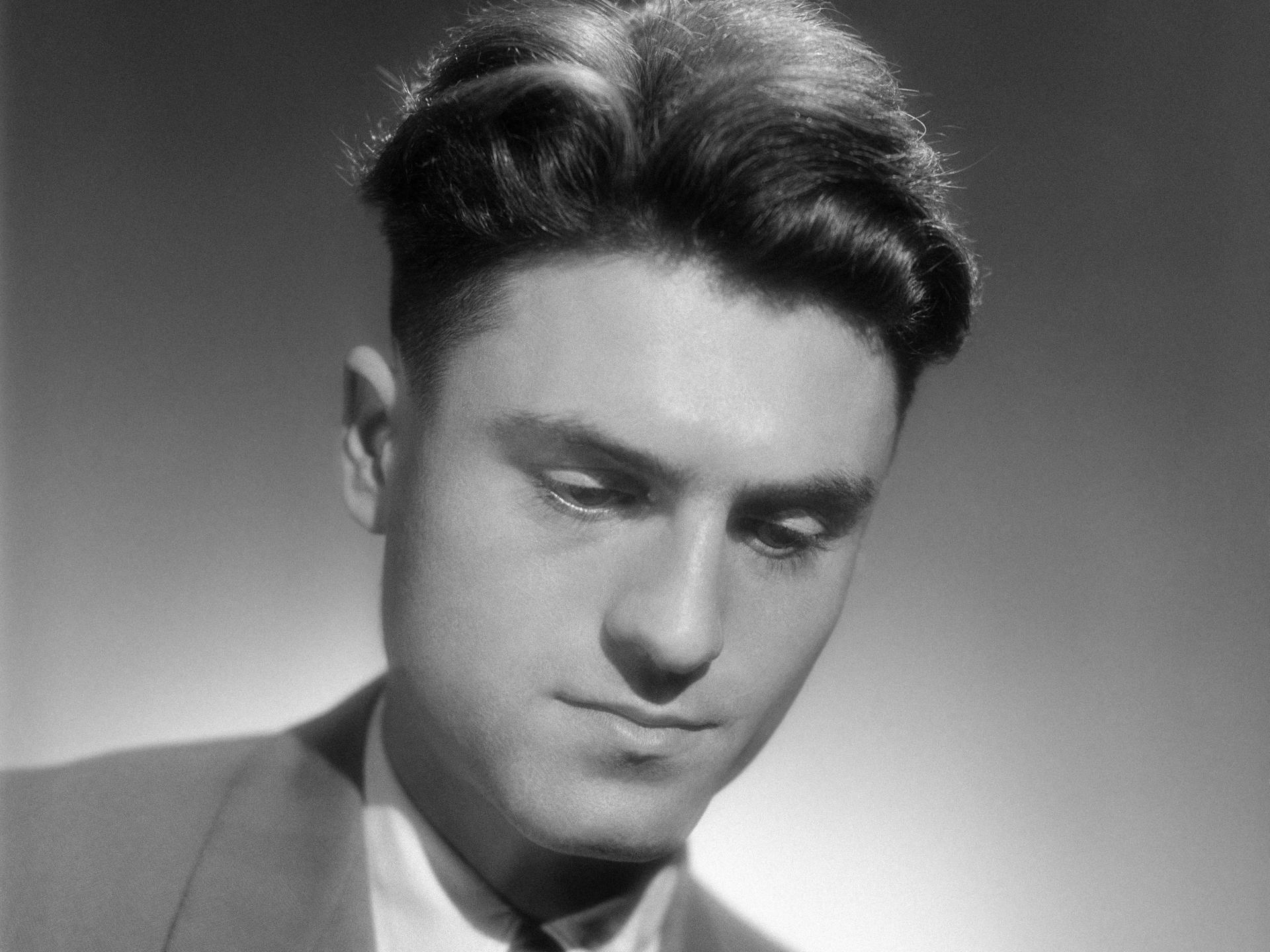 Schwarz-Weiß-Foto von Jacques Lusseyran, der einen Anzug trägt. Sein Blick ist leicht nach unten geneigt.