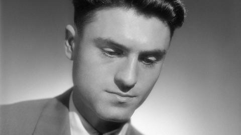 Schwarz-Weiß-Foto von Jacques Lusseyran, der einen Anzug trägt. Sein Blick ist leicht nach unten geneigt.