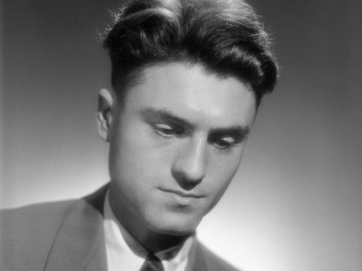 Schwarz-Weiß-Foto von Jacques Lusseyran, der einen Anzug trägt. Sein Blick ist leicht nach unten geneigt.