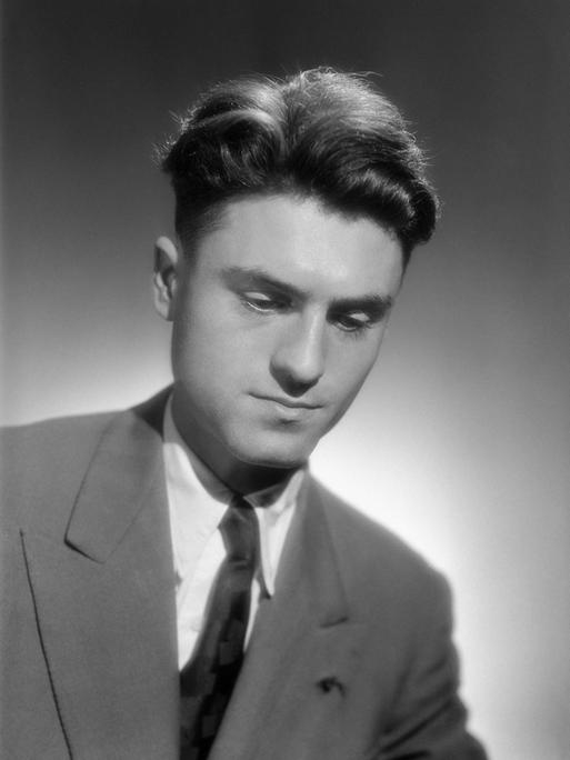 Schwarz-Weiß-Foto von Jacques Lusseyran, der einen Anzug trägt. Sein Blick ist leicht nach unten geneigt.