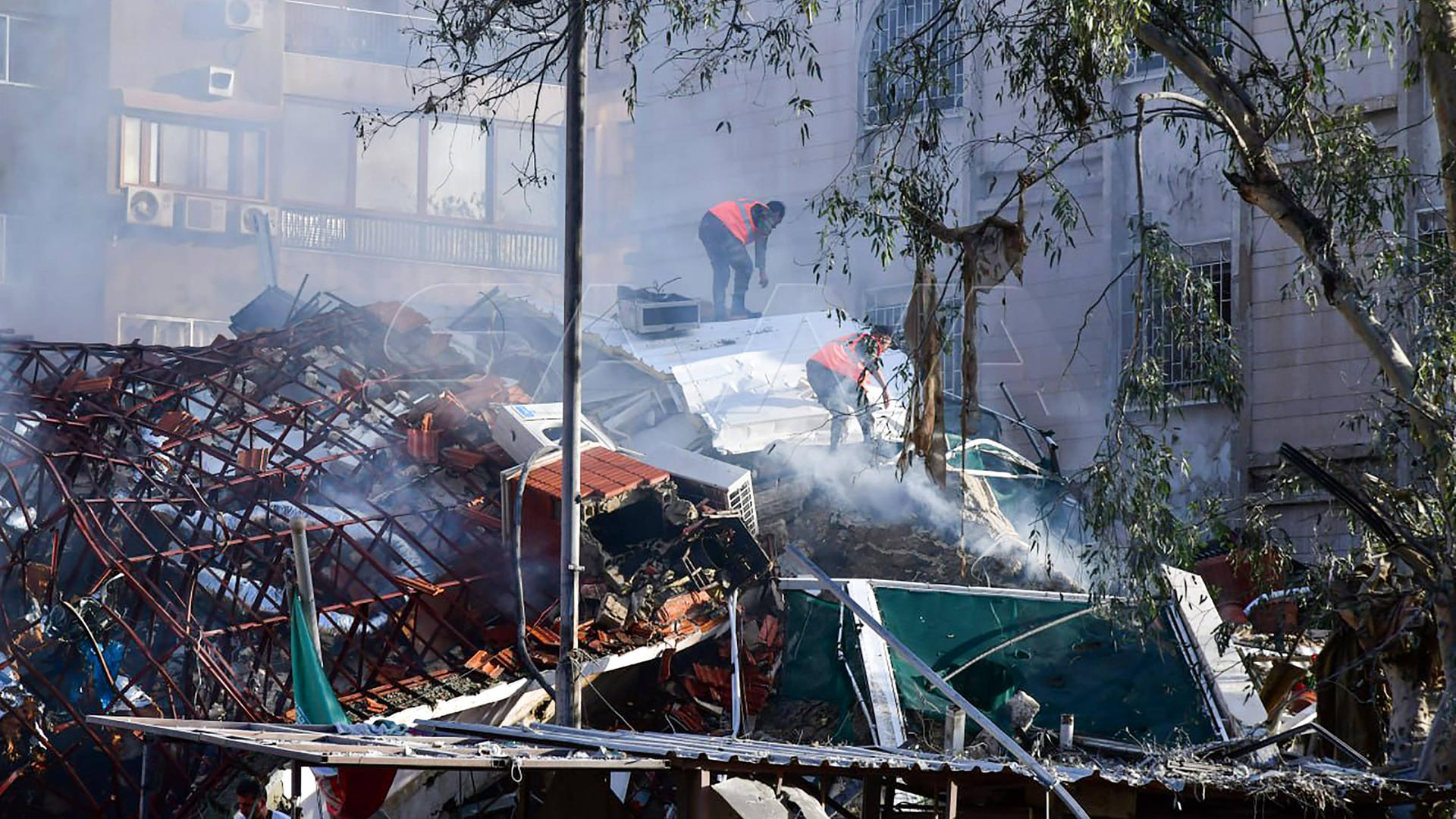 Rettungs- und Sicherheitskräfte inspizieren die Trümmer eines Gebäudes, das an die iranische Botschaft in Syriens Hauptstadt Damaskus angebaut war, 1. April 2024.