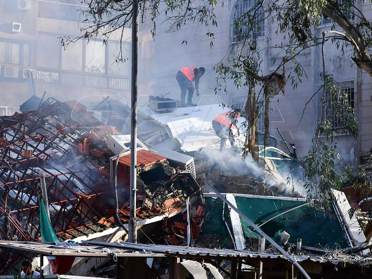 Rettungs- und Sicherheitskräfte inspizieren die Trümmer eines Gebäudes, das an die iranische Botschaft in Syriens Hauptstadt Damaskus angebaut war, am Montag, den 1. April 2024. 