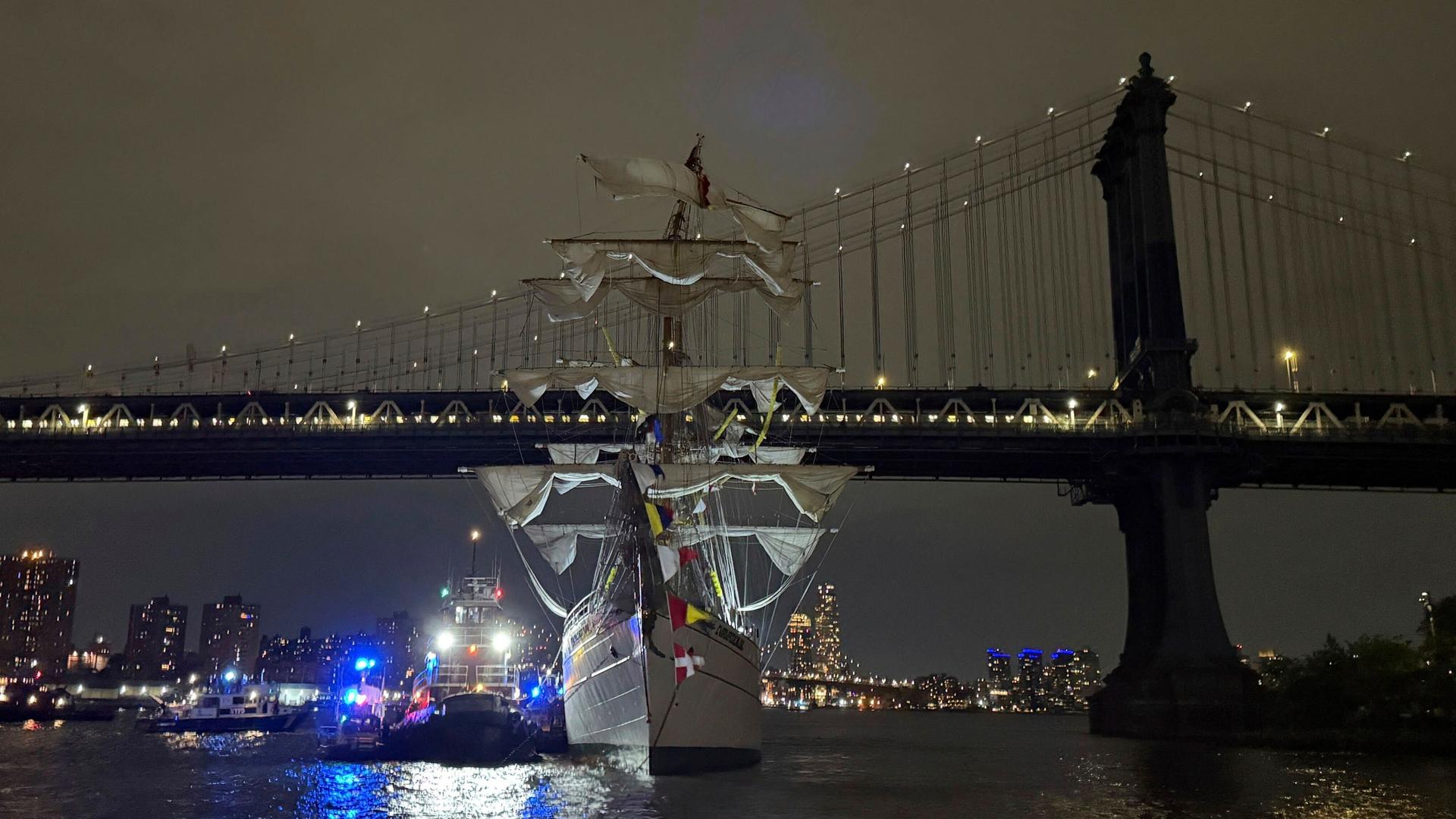 Das kollidierte Ausbildungsschiff der mexikanischen Marine ist in der Nacht vor der berühmten Brooklyn Brücke über dem New Yorker East River zu sehen.