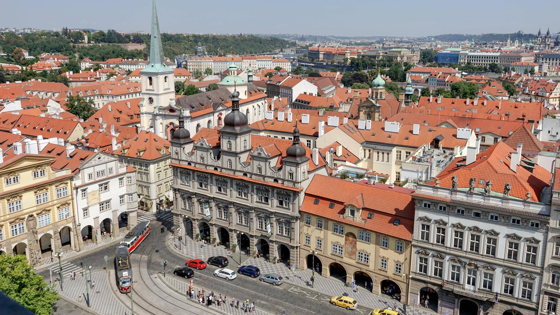Stadtteil Mala Strana in Prag aus der Vogelperspektive.