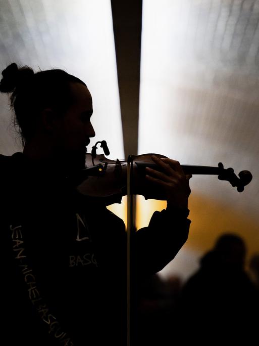 Eine Frau spielt Geige: Musiker des Paranormal String Quartet spielen im Fußgängertunnel unter dem Hauptbahnhof Chemnitz.