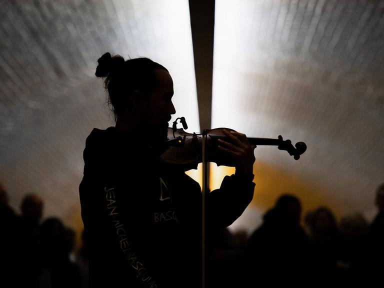 Eine Frau spielt Geige: Musiker des Paranormal String Quartet spielen im Fußgängertunnel unter dem Hauptbahnhof Chemnitz.