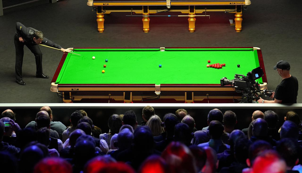 Ronnie O'Sullivan spielt während seines WM-Spiels mit Ryan Day bei der WM 2024 im Crucible Theatre in Sheffield. 