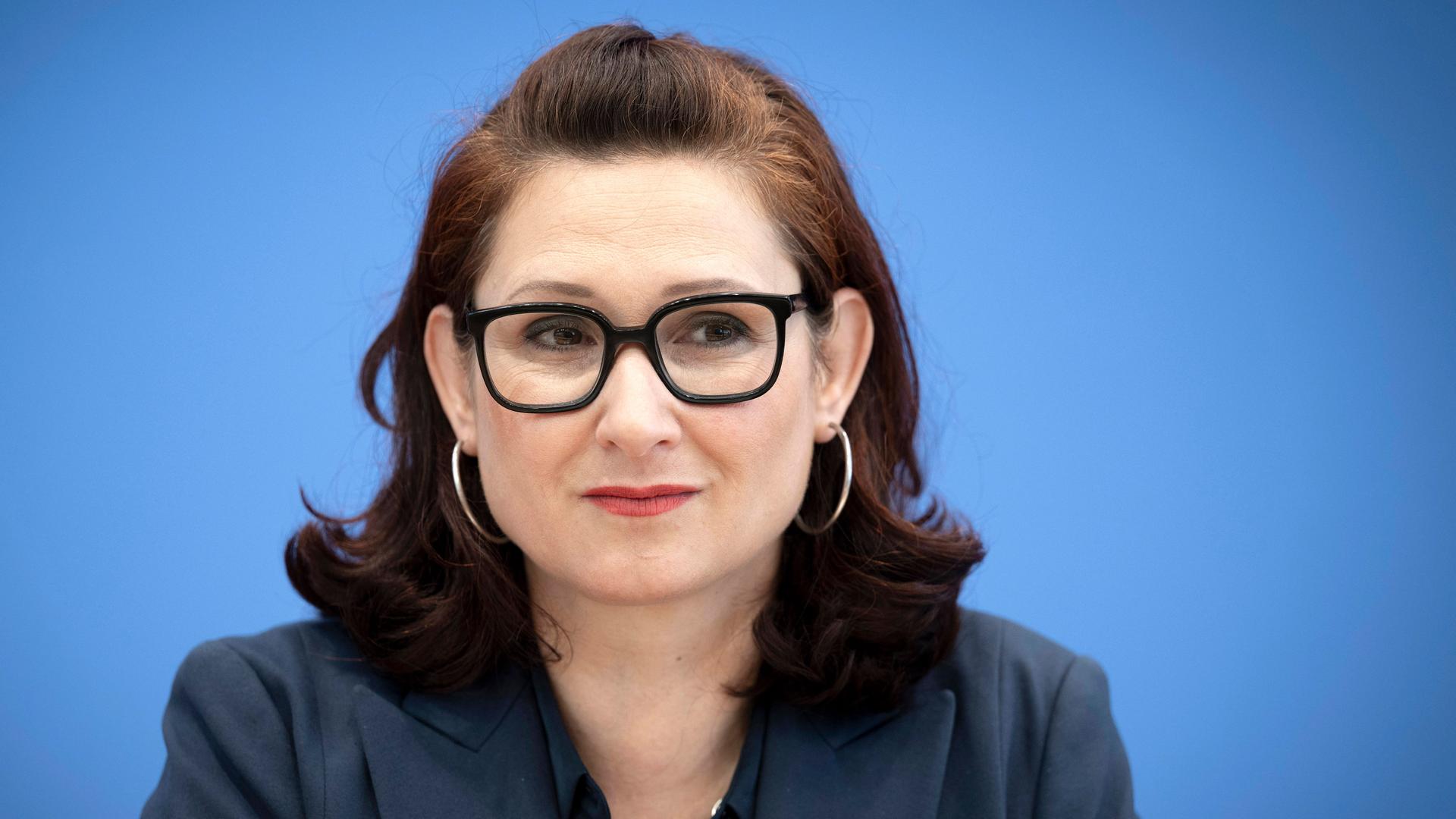 Porträt von Ferda Ataman, unabhangige Bundesbeauftragte für Antidiskriminierung , während einer Bundespressekonferenz.