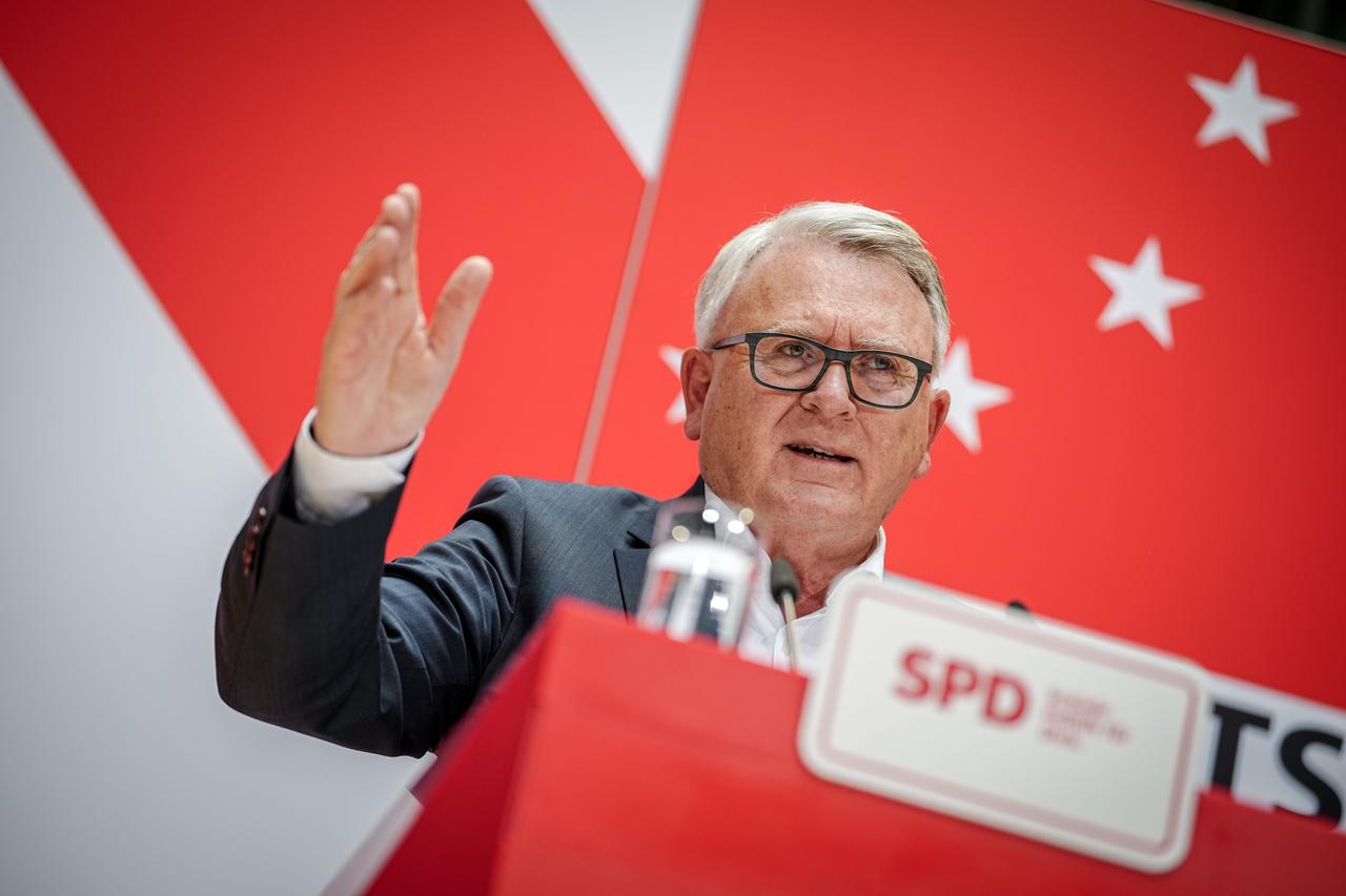 Nicolas Schmit steht hinter einem Redner-Pult mit der Aufschrift "SPD".