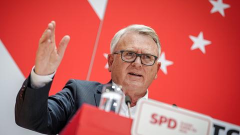 Nicolas Schmit, Spitzenkandidat der Sozialdemokratischen Partei Europas für die Europawahl, steht hinter einem Rednerpult mit der Aufschrift "SPD".