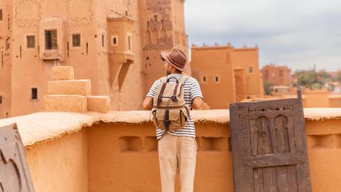 Reisender bewundert die jemenitische Architektur 